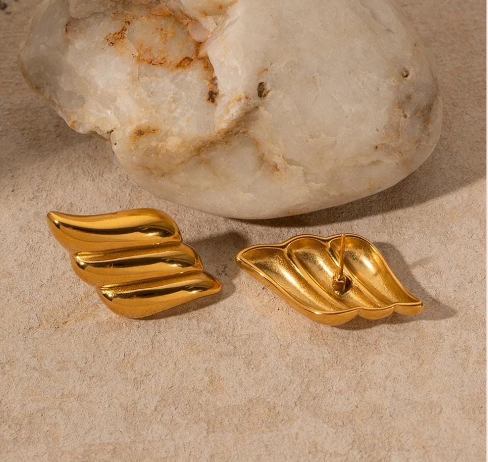 Aína Anti-Tarnish Twisted Knot Stud Earrings, Gold Plated, Wing Shaped Design✨