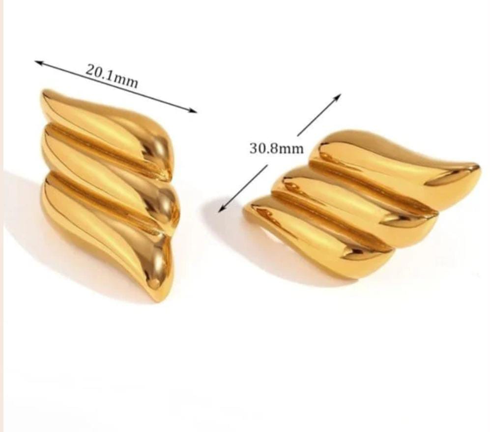 Aína Anti-Tarnish Twisted Knot Stud Earrings, Gold Plated, Wing Shaped Design✨