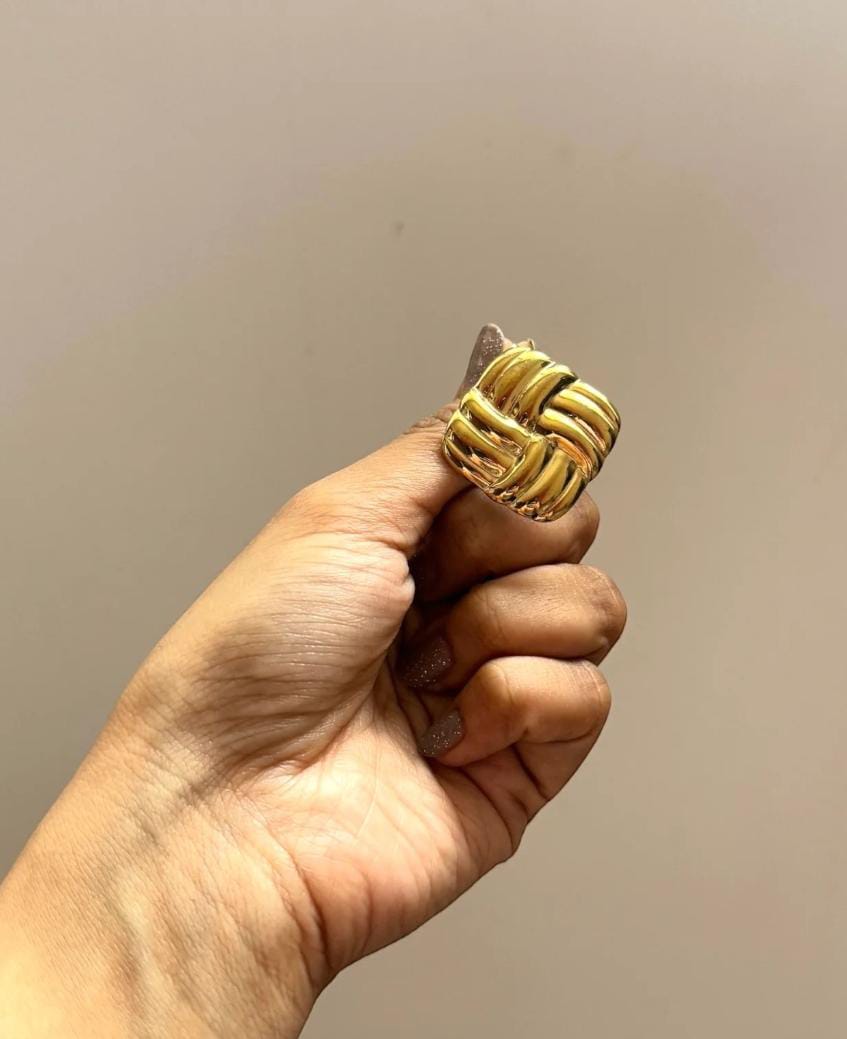 Aína Anti-Tarnish Twisted Knot Stud Earrings, Gold Plated✨